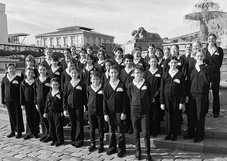 Photo de la chorale de presque 30 enfants devant la fontaine de la Halle de la Villette à Paris