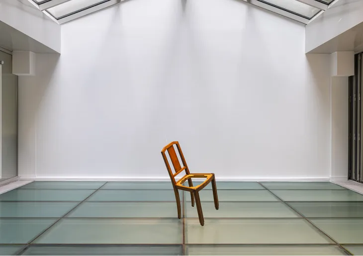 Esther Ferrer, Silla en equilibrio o El rigor del absurdo (Chaise en équilibre ou la rigueur de l'absurde), années 80 © Hafid Lhachmi, 2026