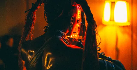 Michelle Tshibola en performance à Curieux transfo existe en noir·es © Romain Guédé