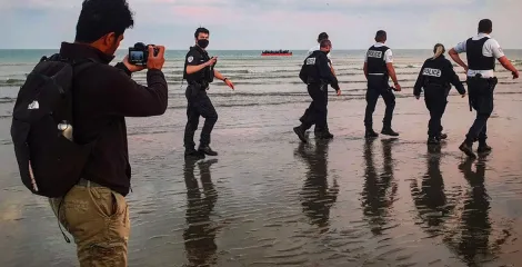 Calais, dans l’objectif d’un réfugié afghan | ARTE Reportage