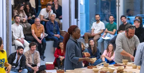 Performance "De nos mains réunies" avec Luc Avargues, prix Emmaüs Solidarité pour la création contemporaine 2021, à Lafayette Anticipations le 21 avril 2022