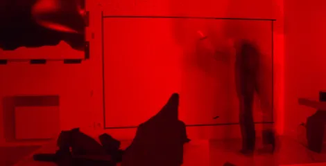 Vue de l'atelier de Vincent Lemaire à la lumière rouge