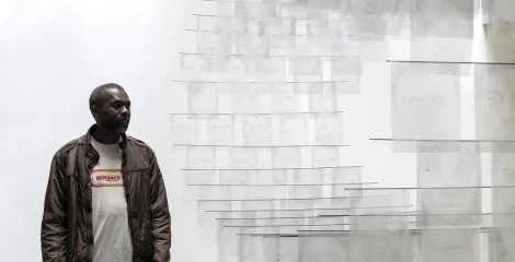 Un résident du centre d'hébergement Goncourt devant l'oeuvre Missingu de Laurent Lafolie, 2023