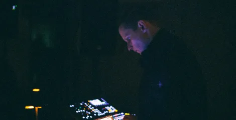 Anthony Linell, clôture de l'exposition Légèreté des ombres, Christian Boltanski © Romain guédé