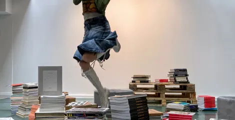 Une sélection gratuite de livres d'art issus de dons de la fondation Antoine de Galbert, de la librairie Yvon Lamvert de la galerie Marian Goodman © Transfo - Emmaüs Solidarité