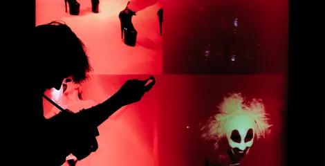 Jenna Marvin et Tata Jaxon dans la performance STOP. DON'T LOVE © Baptiste Henry, 2026