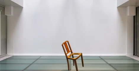Esther Ferrer, Silla en equilibrio o El rigor del absurdo (Chaise en équilibre ou la rigueur de l'absurde), années 80 © Hafid Lhachmi, 2026