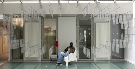 n résident du centre d'hébergement Goncourt face à Missingu de Laurent Lafolie