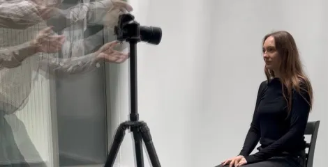 Laurent Lafolie en séance photo à Transfo avec une visiteuse de l'exposition Missingu 2023 © Transfo - Emmaüs Solidarité