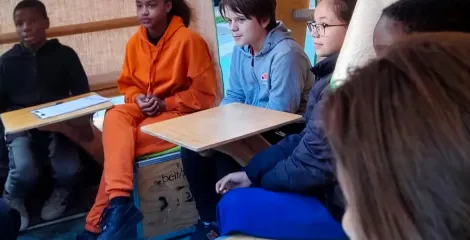 Des adolescents participant au Beit Project, une école nomade du vivre ensemble 