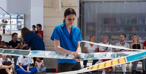 Miam ! une performance de Yasmina Benabderrahmane, prix Emmaüs Solidarité 2024, présentée à Lafayette Anticipations © Hafid Lhachmi