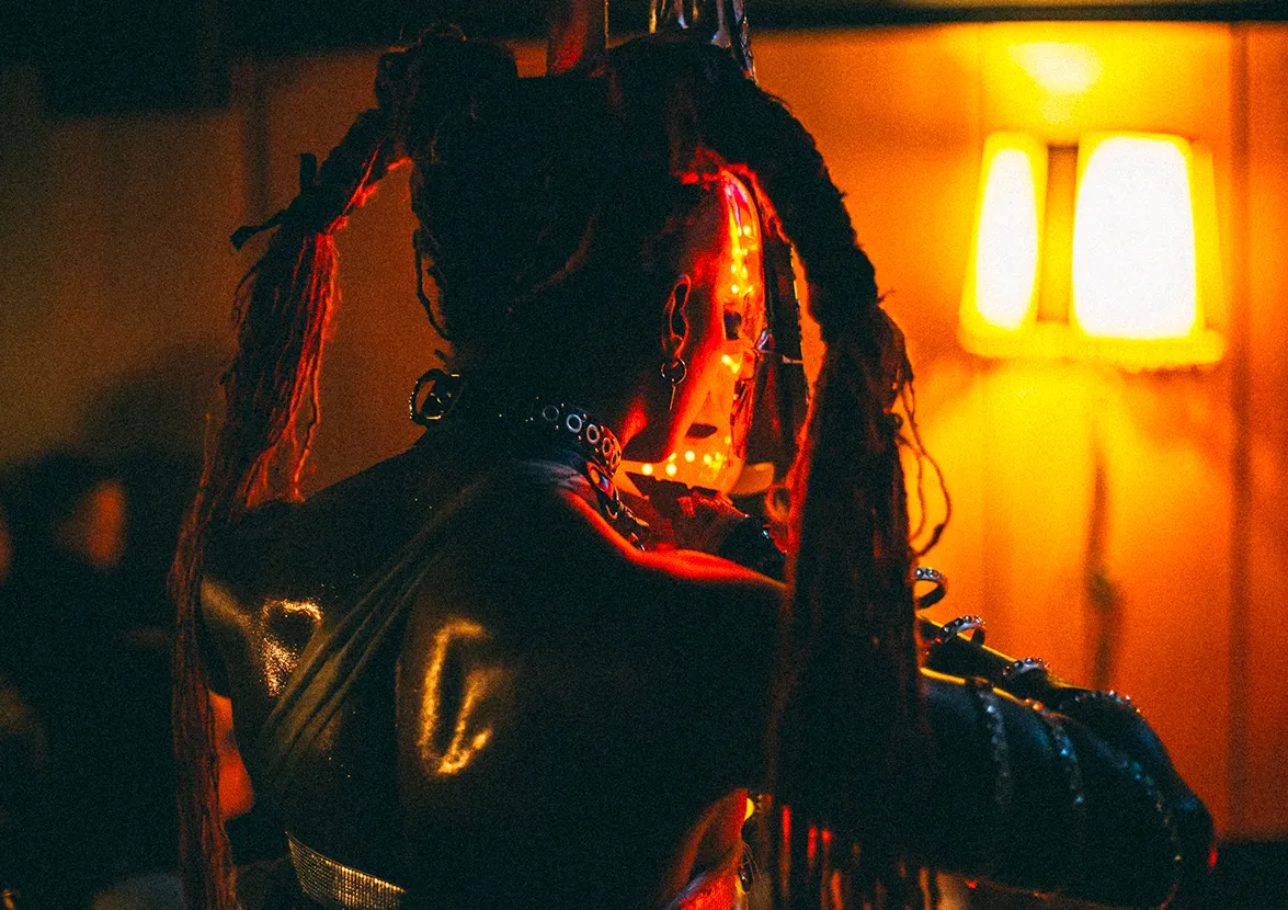 Michelle Tshibola en performance à Curieux transfo existe en noir·es © Romain Guédé