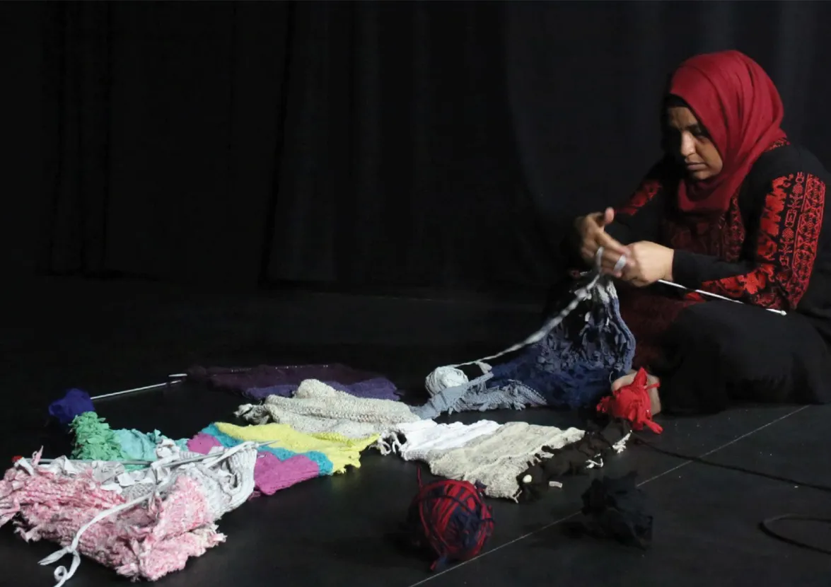 Une femme faisant du tricot