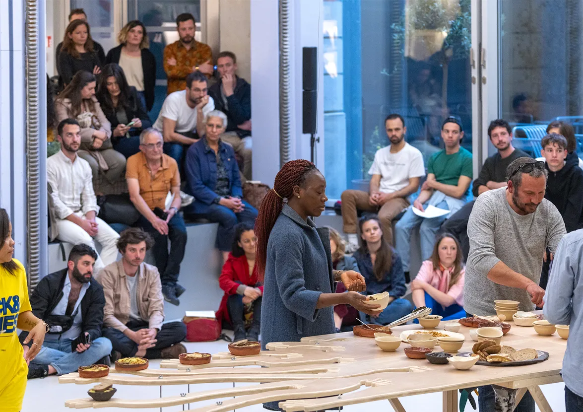 Performance "De nos mains réunies" avec Luc Avargues, prix Emmaüs Solidarité pour la création contemporaine 2021, à Lafayette Anticipations le 21 avril 2022