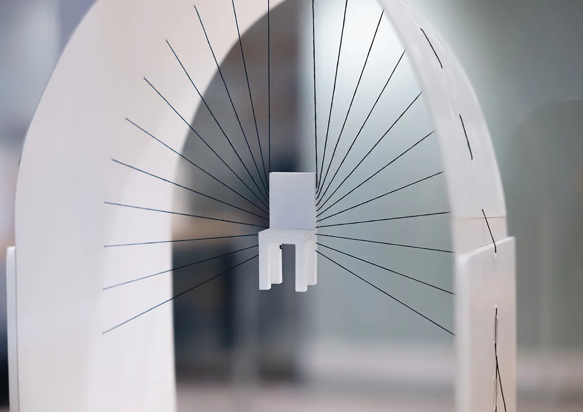 Esther Ferrer, Silla suspendida Zamora (Chaise suspendue), 2000 © Hafid Lachmi
