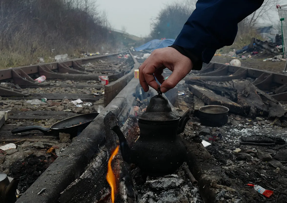 Réfugiés kurdes préparant le thé