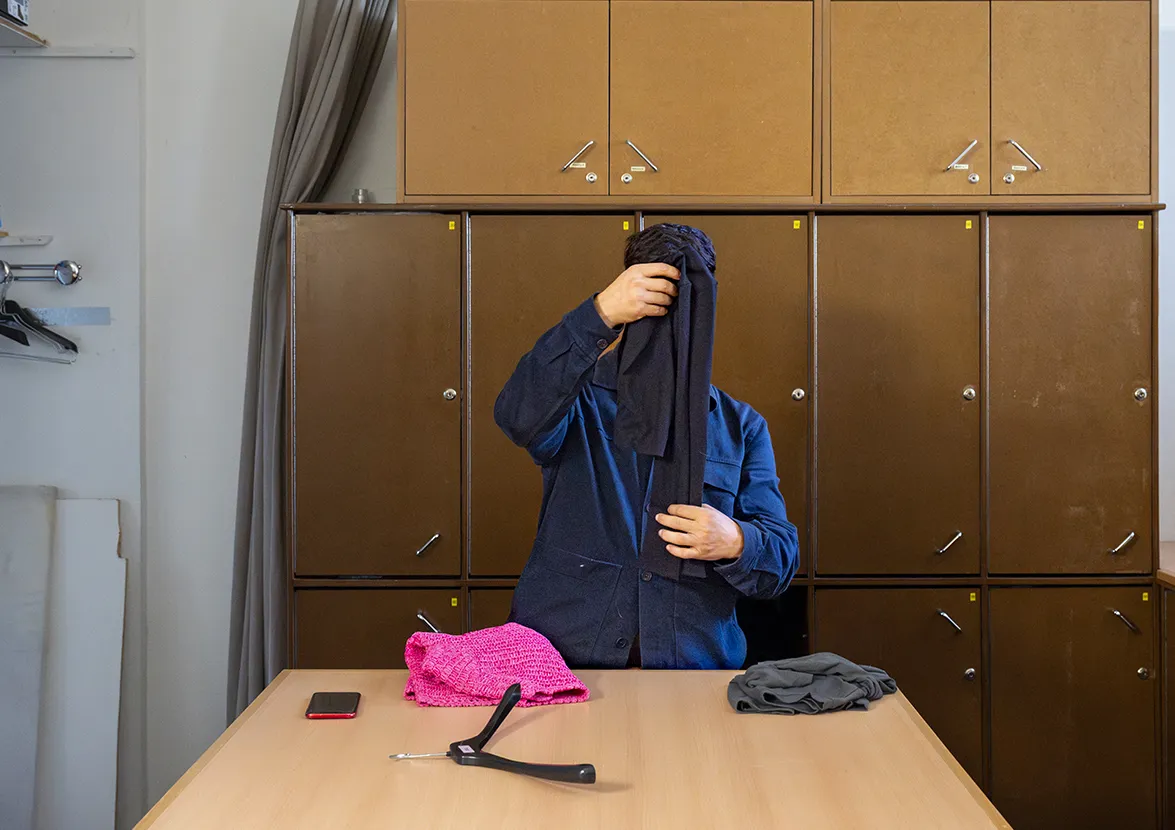 Photographie extraite du reportage réalisé à l’automne 2023 dans des bagageries solidaires de Paris et de Montreuil