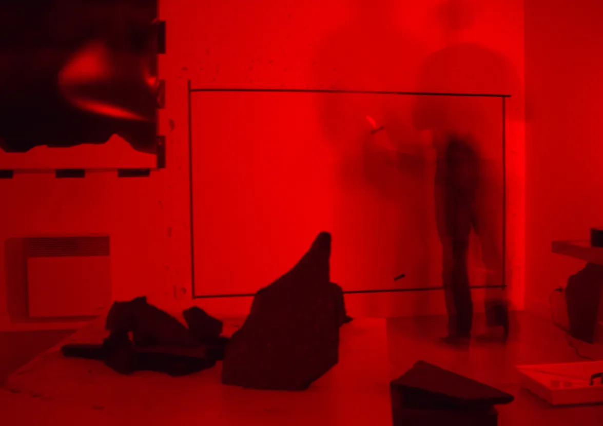 Vue de l'atelier de Vincent Lemaire à la lumière rouge