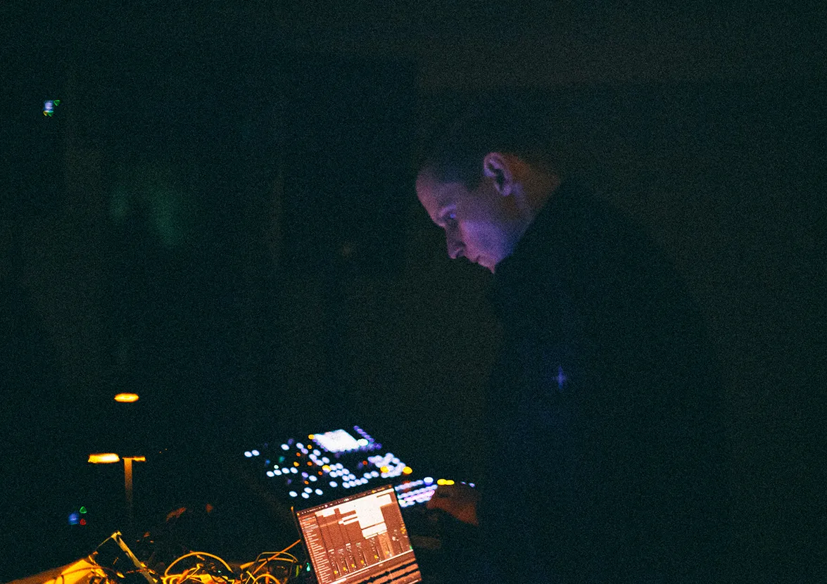 Anthony Linell, clôture de l'exposition Légèreté des ombres, Christian Boltanski © Romain guédé