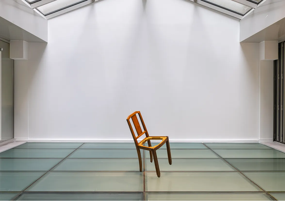 Esther Ferrer, Silla en equilibrio o El rigor del absurdo (Chaise en équilibre ou la rigueur de l'absurde), années 80 © Hafid Lhachmi, 2026
