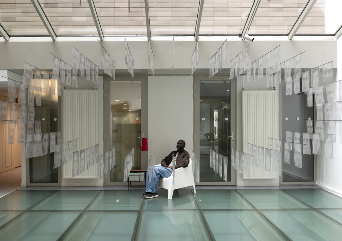 n résident du centre d'hébergement Goncourt face à Missingu de Laurent Lafolie