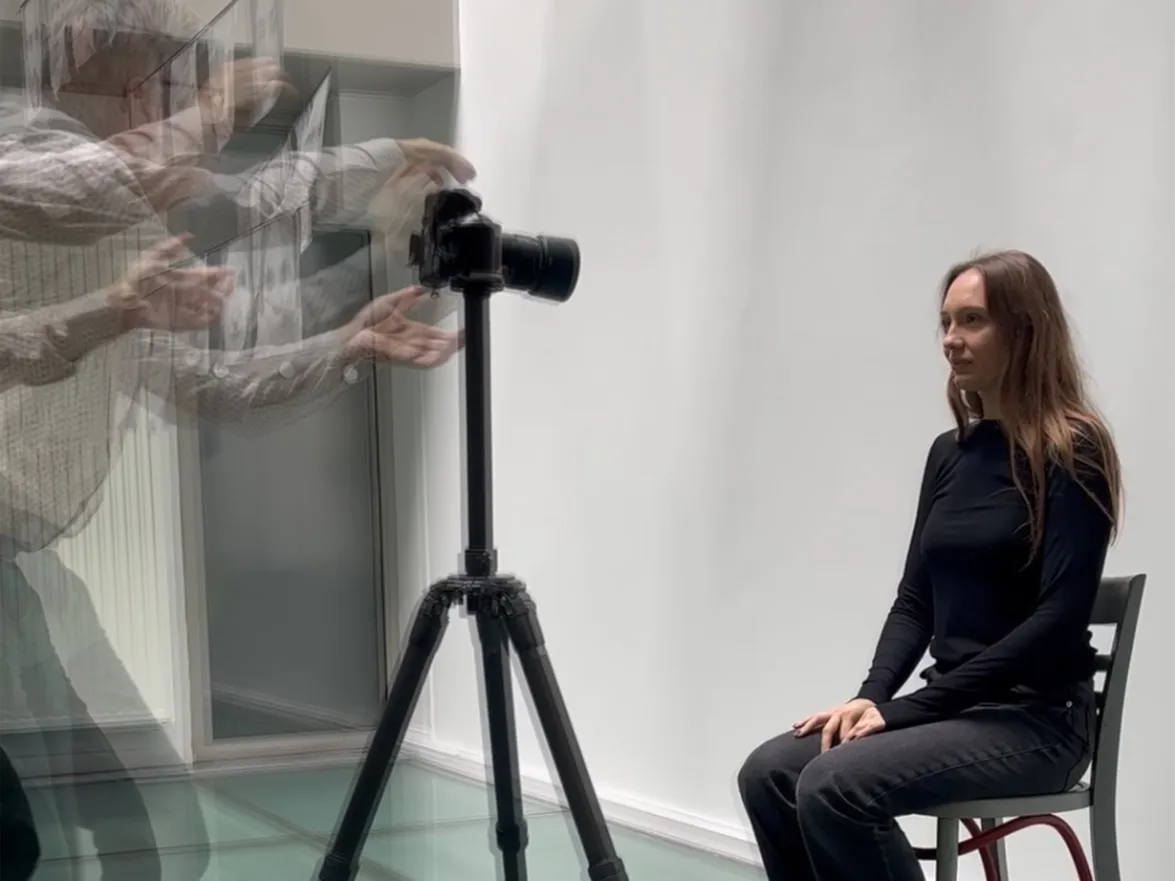 Laurent Lafolie en séance photo à Transfo avec une visiteuse de l'exposition Missingu 2023 © Transfo - Emmaüs Solidarité