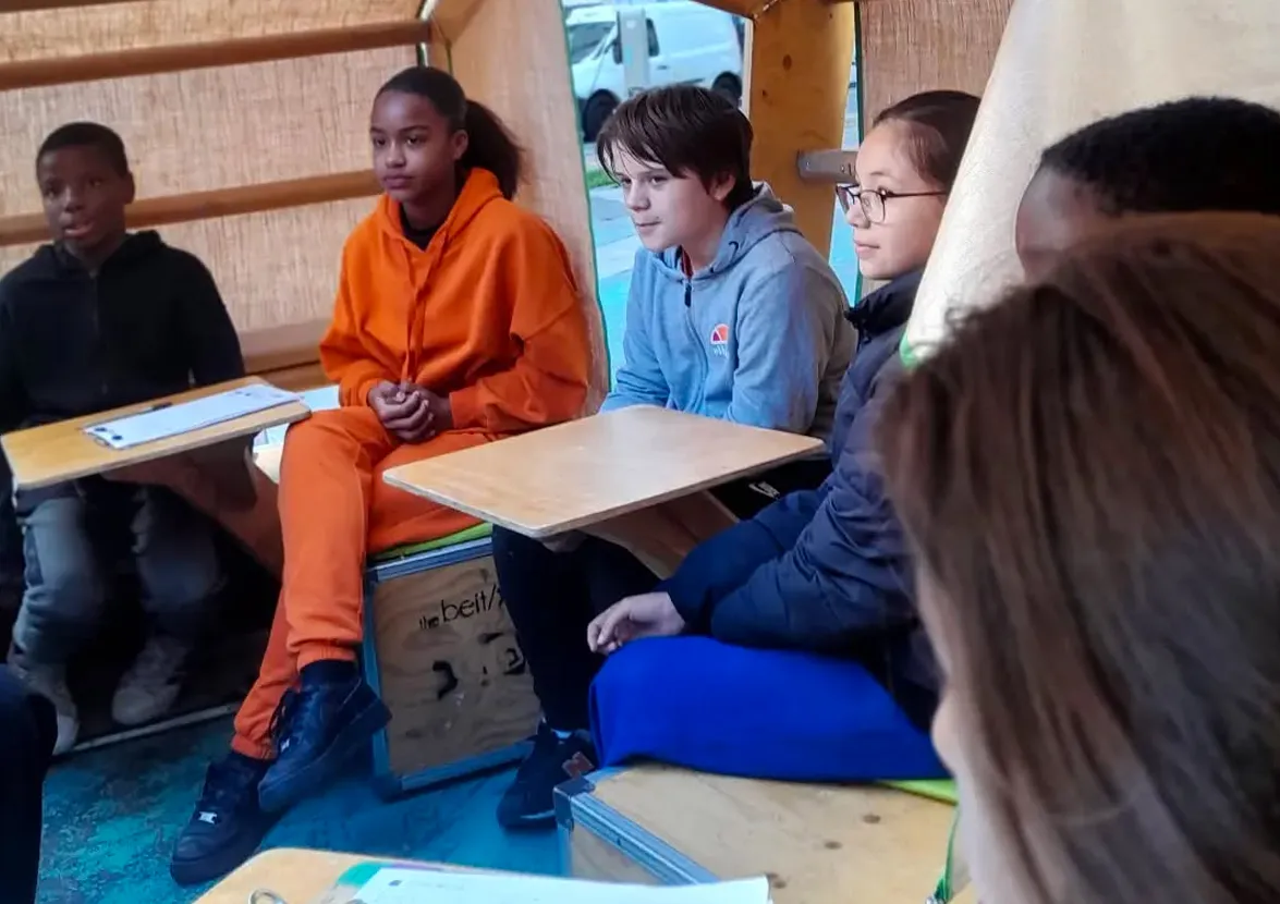 Des adolescents participant au Beit Project, une école nomade du vivre ensemble