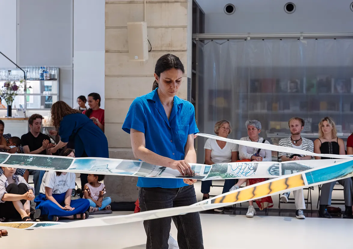 Miam ! une performance de Yasmina Benabderrahmane, prix Emmaüs Solidarité 2024, présentée à Lafayette Anticipations © Hafid Lhachmi