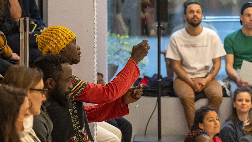 Performance "De nos mains réunies" avec Luc Avargues, prix Emmaüs Solidarité pour la création contemporaine 2021, à Lafayette Anticipations le 21 avril 2022 © Marc Domage
