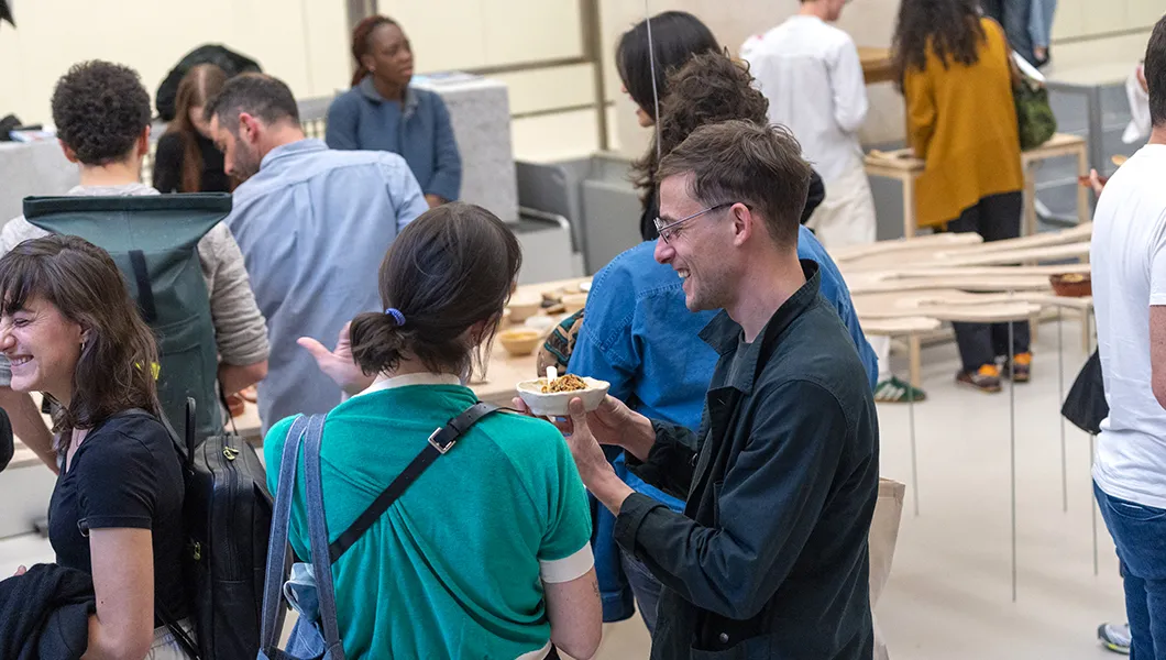 Performance "De nos mains réunies" avec Luc Avargues, prix Emmaüs Solidarité pour la création contemporaine 2021, à Lafayette Anticipations le 21 avril 2022 © Marc Domage