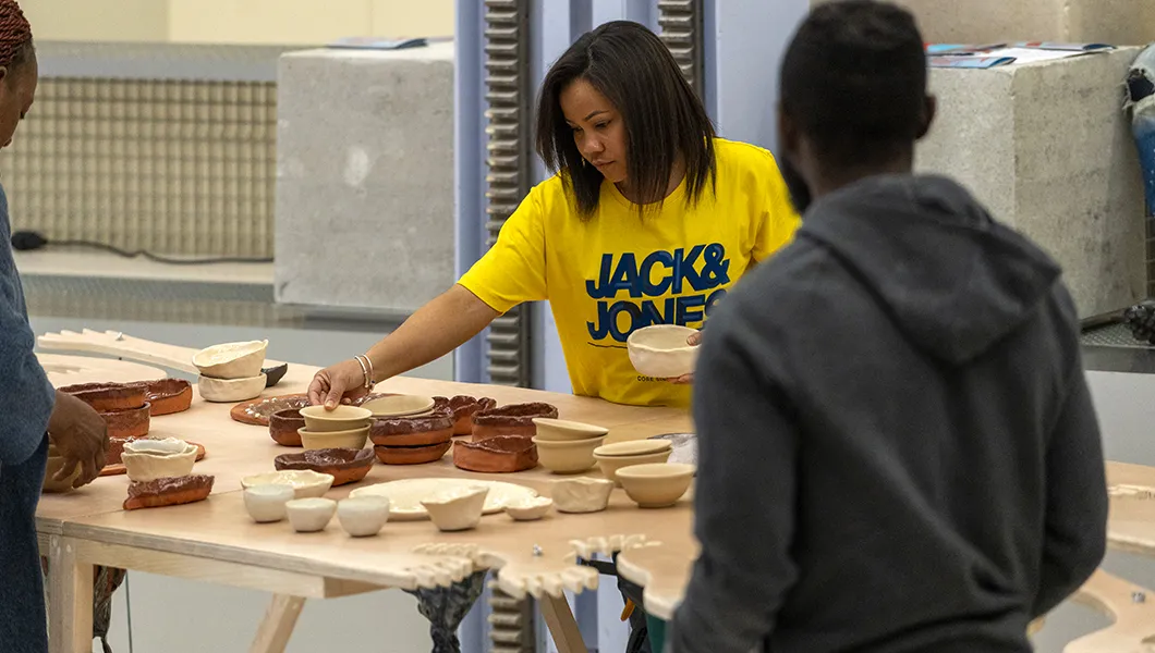 Performance "De nos mains réunies" avec Luc Avargues, prix Emmaüs Solidarité pour la création contemporaine 2021, à Lafayette Anticipations le 21 avril 2022 © Marc Domage