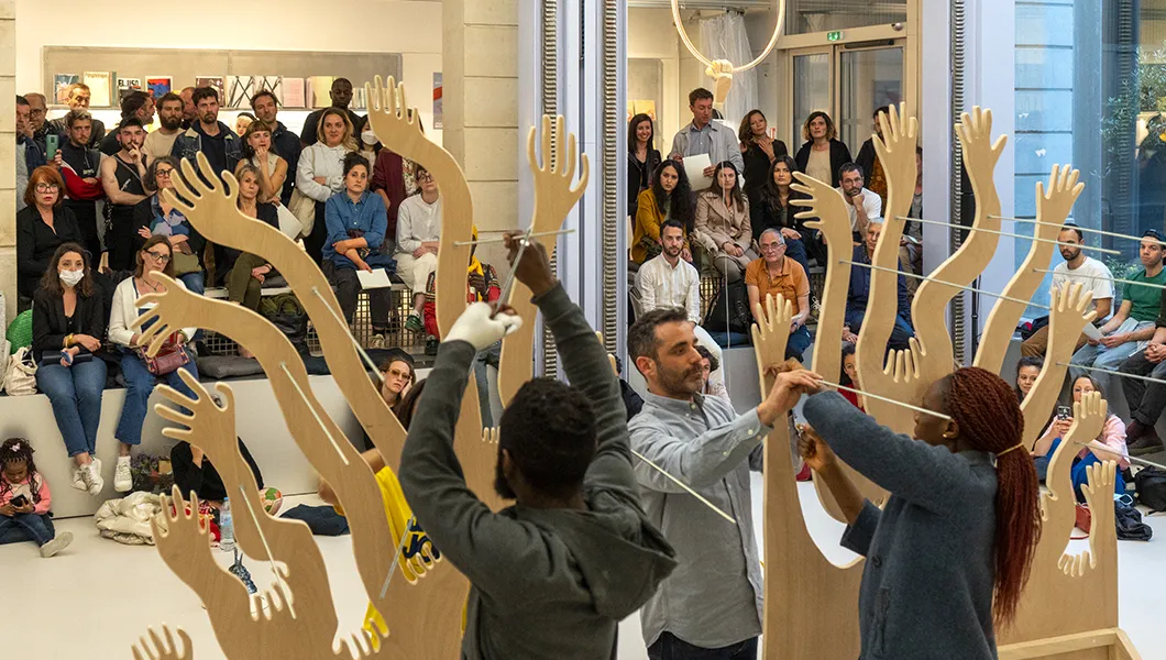 Performance "De nos mains réunies" avec Luc Avargues, prix Emmaüs Solidarité pour la création contemporaine 2021, à Lafayette Anticipations le 21 avril 2022 © Marc Domage