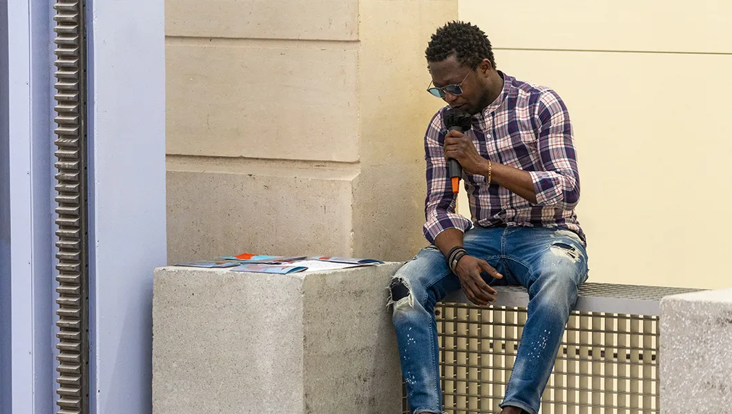 Performance "De nos mains réunies" avec Luc Avargues, prix Emmaüs Solidarité pour la création contemporaine 2021, à Lafayette Anticipations le 21 avril 2022 © Marc Domage