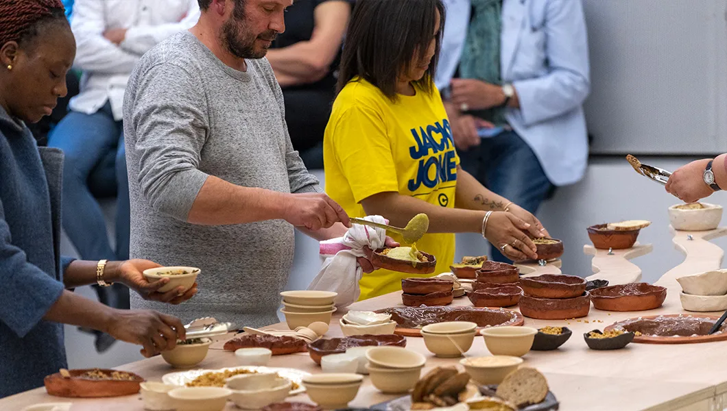 Performance "De nos mains réunies" avec Luc Avargues, prix Emmaüs Solidarité pour la création contemporaine 2021, à Lafayette Anticipations le 21 avril 2022 © Marc Domage