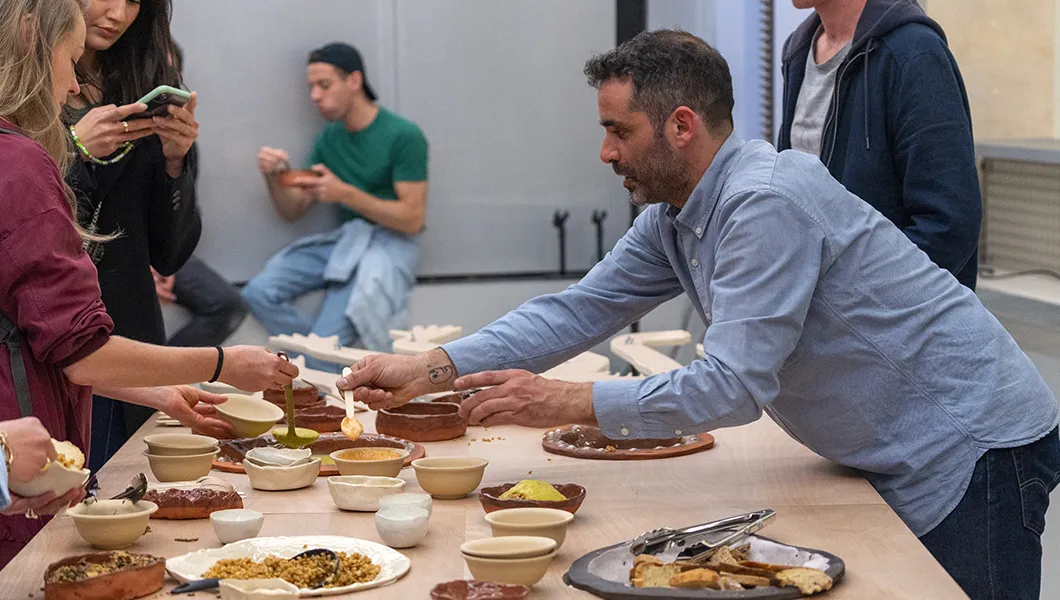 Performance "De nos mains réunies" avec Luc Avargues, prix Emmaüs Solidarité pour la création contemporaine 2021, à Lafayette Anticipations le 21 avril 2022 © Marc Domage