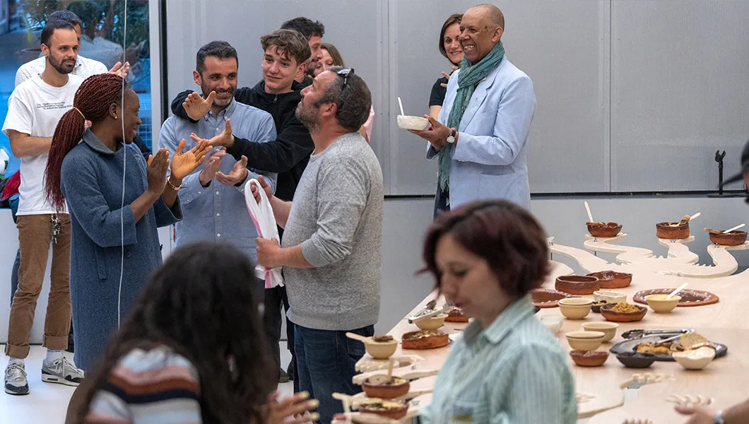 Performance "De nos mains réunies" avec Luc Avargues, prix Emmaüs Solidarité pour la création contemporaine 2021, à Lafayette Anticipations le 21 avril 2022 © Marc Domage