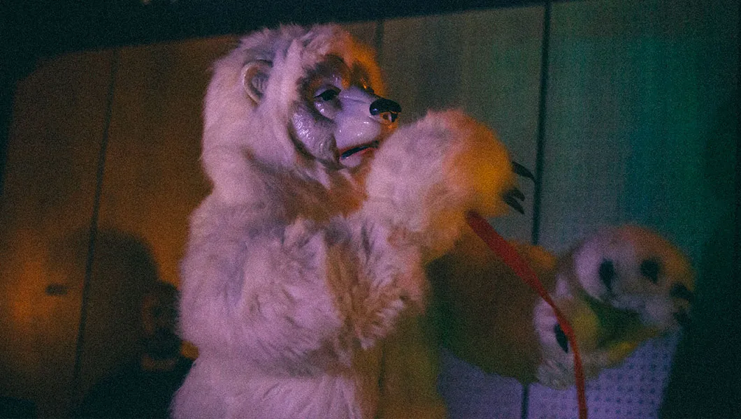 Curieux Transfo croise des bêtes sauvages