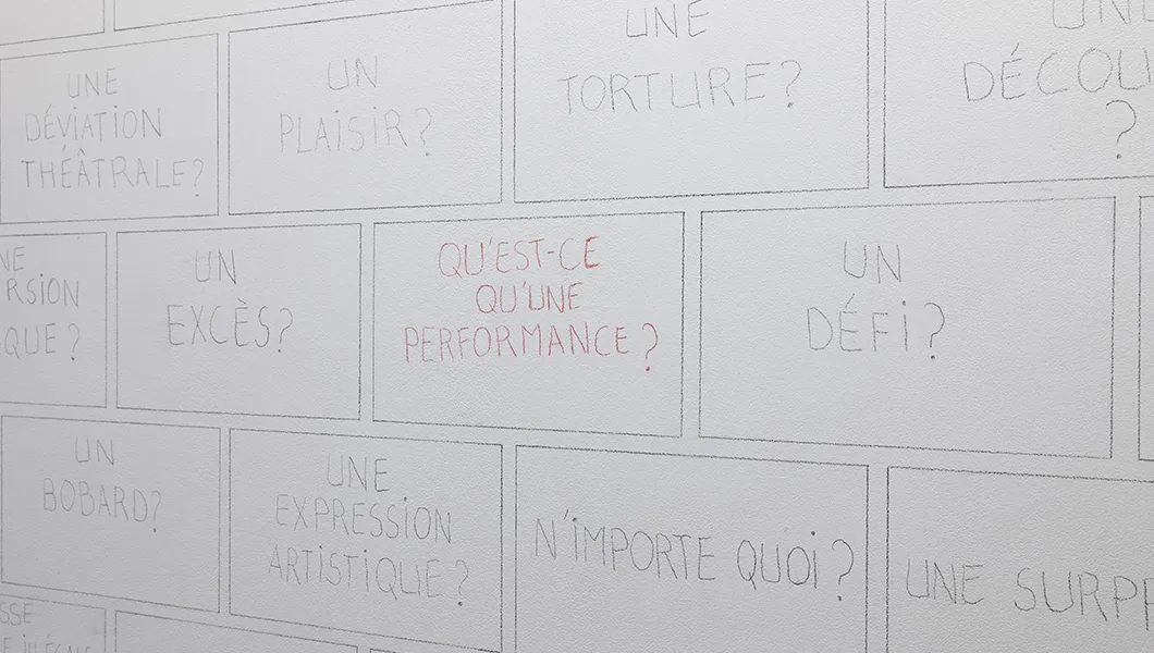 …Et le temps passe, Esther Ferrer, vue d'exposition © Hafid Lhachmi