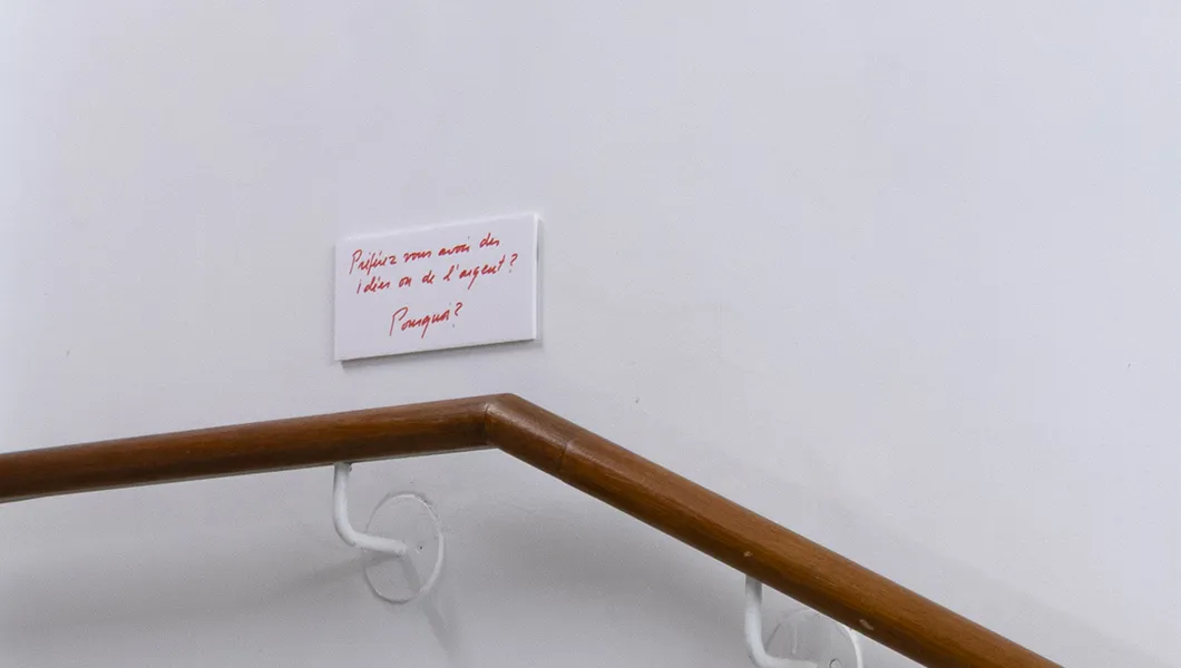 …Et le temps passe, Esther Ferrer, vue d'exposition © Hafid Lhachmi