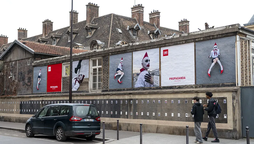 Vue de l'affichage extérieur pour PROPAGANDA rue Bichat 75010 © Marc Domage