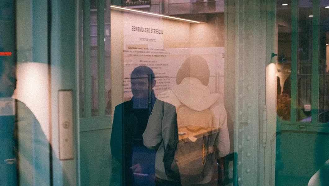 Anthony Linell, clôture de l'exposition Légèreté des ombres, Christian Boltanski © Romain guédé