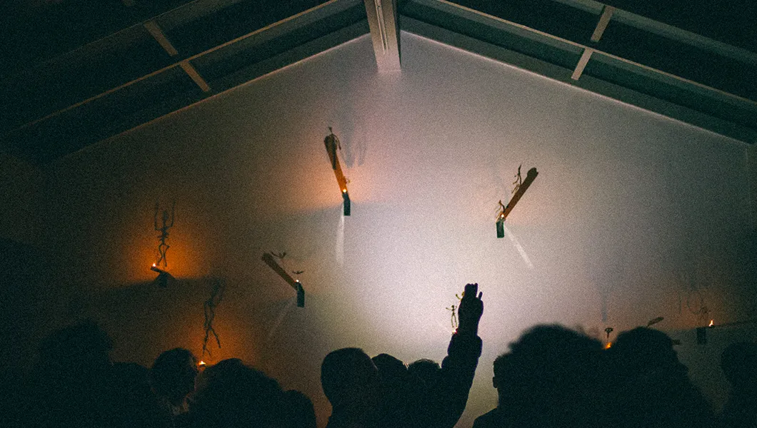 Anthony Linell, clôture de l'exposition Légèreté des ombres, Christian Boltanski © Romain guédé