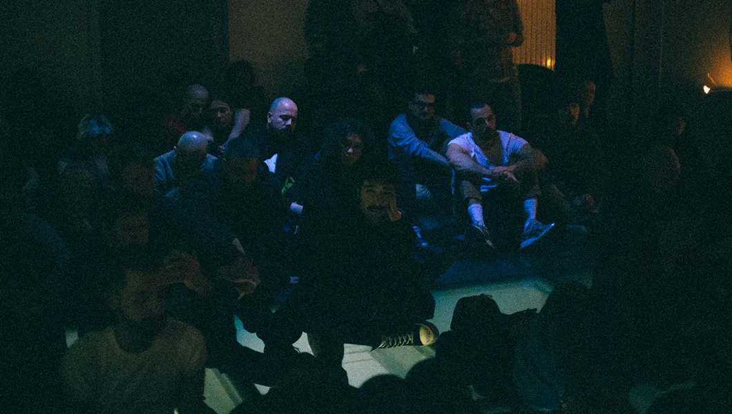 Anthony Linell, clôture de l'exposition Légèreté des ombres, Christian Boltanski © Romain guédé