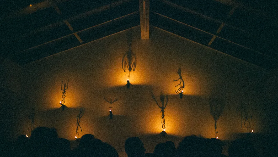 Anthony Linell, clôture de l'exposition Légèreté des ombres, Christian Boltanski © Romain guédé