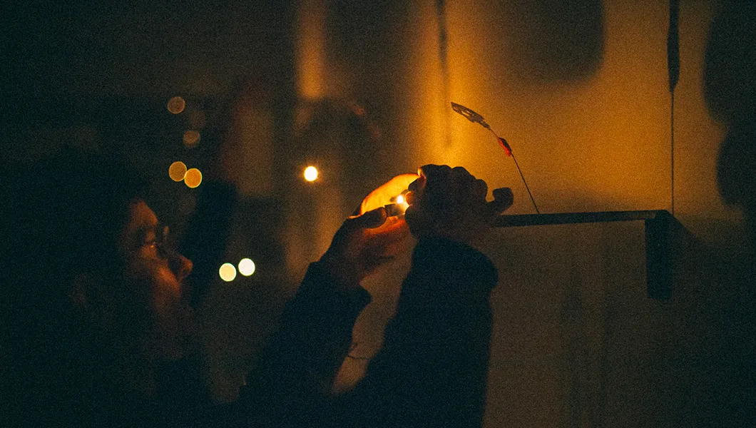 Anthony Linell, clôture de l'exposition Légèreté des ombres, Christian Boltanski © Romain guédé