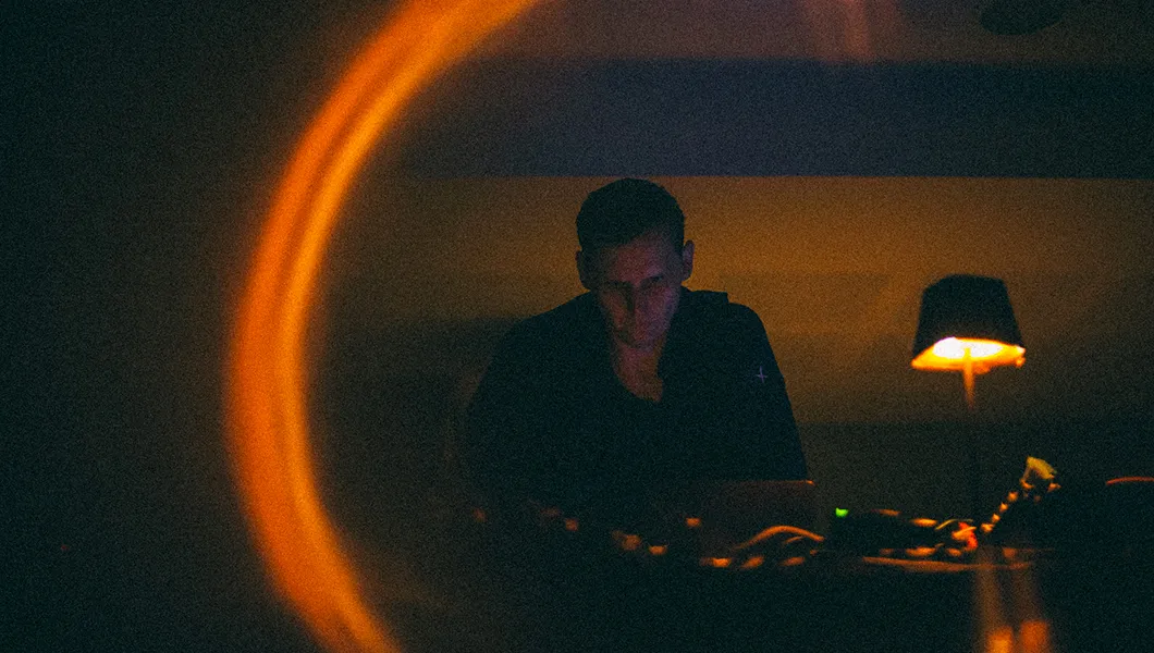 Anthony Linell, clôture de l'exposition Légèreté des ombres, Christian Boltanski © Romain guédé