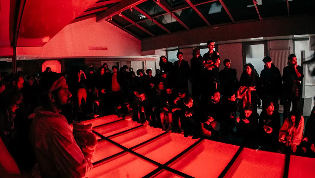 Jenna Marvin et Tata Jaxon dans la performance STOP. DON'T LOVE © Baptiste Henry, 2026