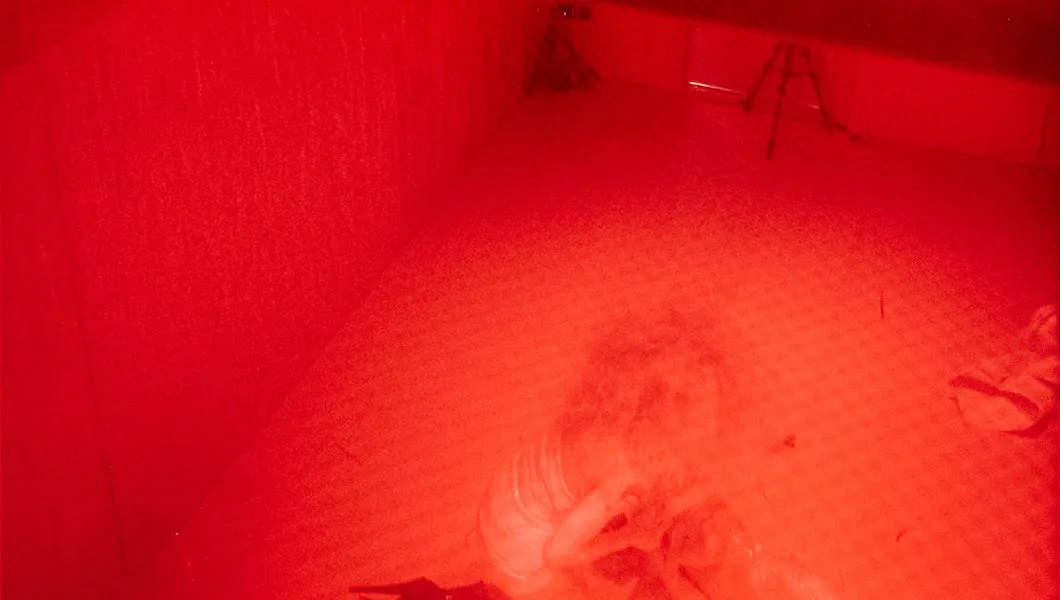 Jenna Marvin et Tata Jaxon dans la performance STOP. DON'T LOVE © Baptiste Henry, 2026