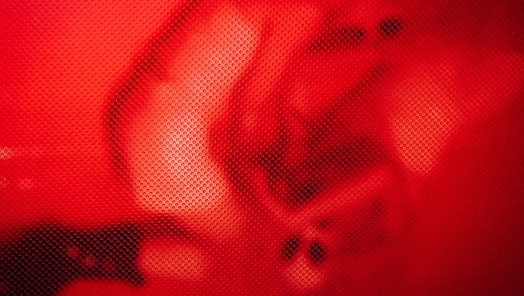 Jenna Marvin et Tata Jaxon dans la performance STOP. DON'T LOVE © Baptiste Henry, 2026